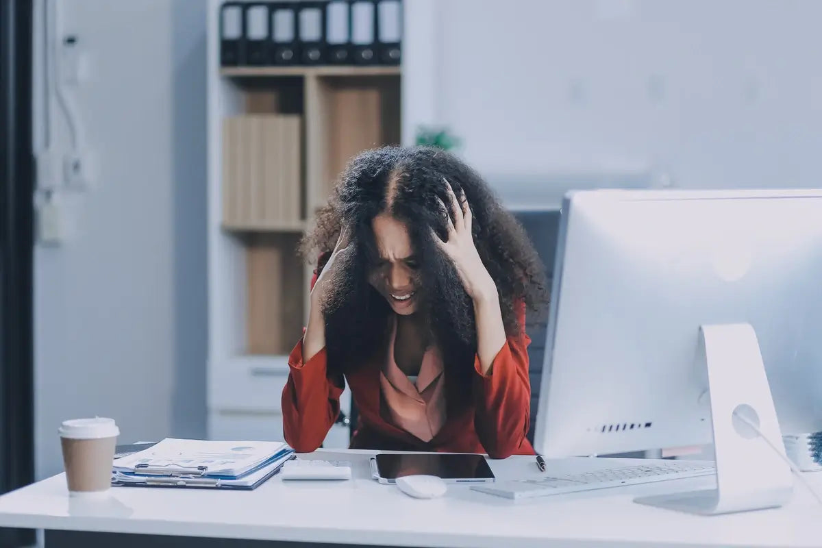 Femme stressant au bureau